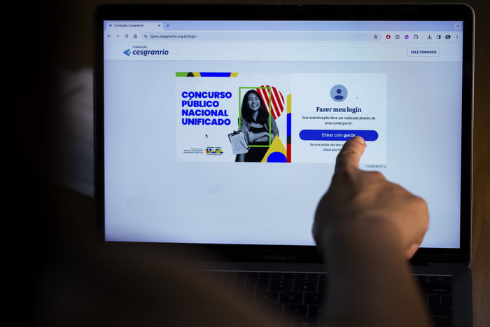 Foto colorida monitor computador site Concurso Público Nacional Unificado (CNU) enem dos concursos - metrópoles