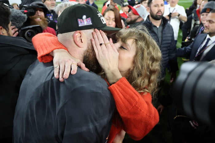 Taylor Swift e Travis Kelce trocam beijos após partida do atleta - Metrópoles