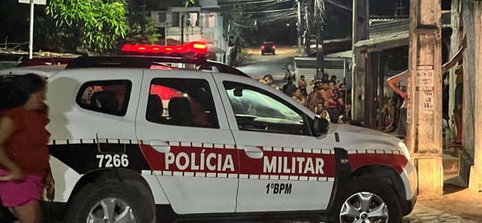 Imagem colorida de local onde homem foi morto a tiros e facadas, em João Pessoa (PB) - Metrópoles