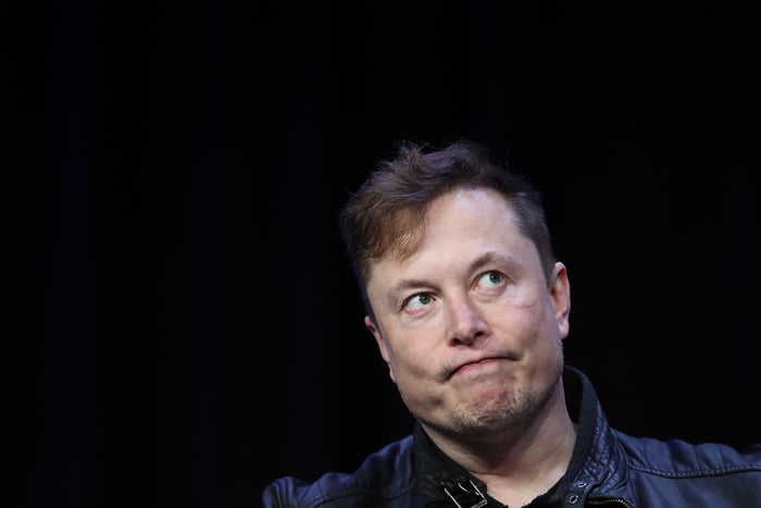 Elon Musk, com expressão facial pensativa, sobre fundo preto PF administrador -- Metrópoles