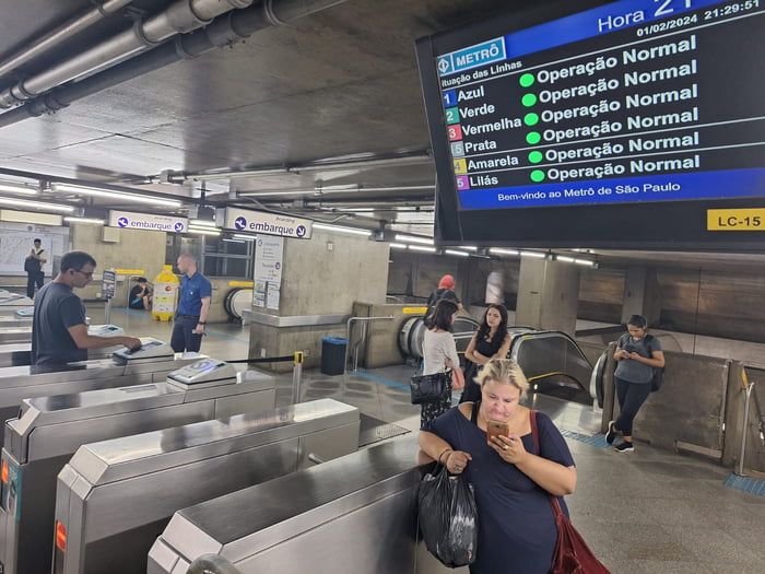 Imagem colorida mostra passageiros entrando em estação de metrô na Linha 3-Vermelha em São Paulo - Metrópoles