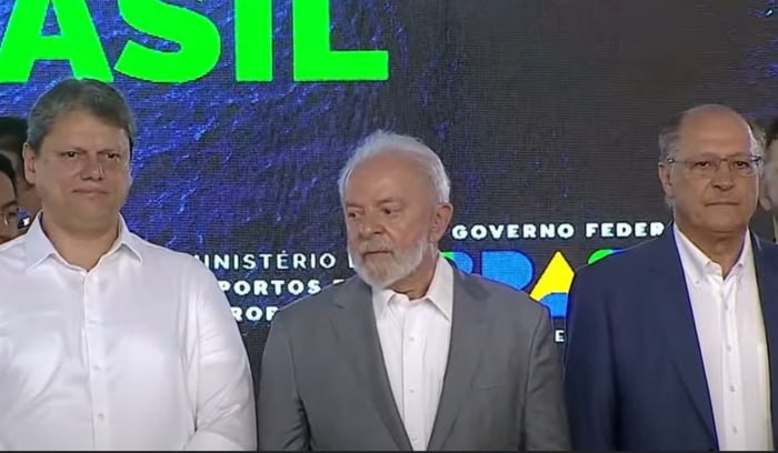foto colorida de Lula, Alckmin e Tarcísio durante evento de assinatura do convênio para construção do Túnel Santos-Guarujá - Metrópoles