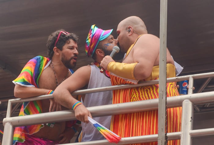 Tiago Abravanel dando beijoes na boca em fãs em cima do bloco no Carnaval - Metrópoles