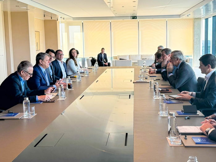 Imagem colorida mostra mesa de reuniões com empresários de um lado e representantes do governo de SP de outro. Todos vestem roupas sociais - Metrópoles
