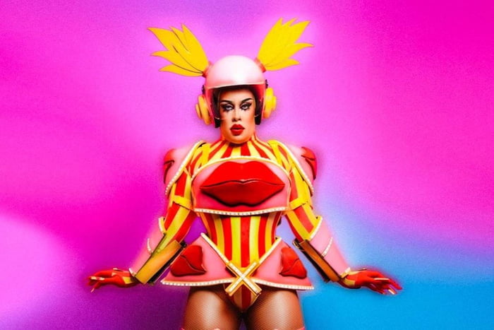 Foto colorida de Gloria Groove com roupa inspirada em Xuxa - Metrópoles