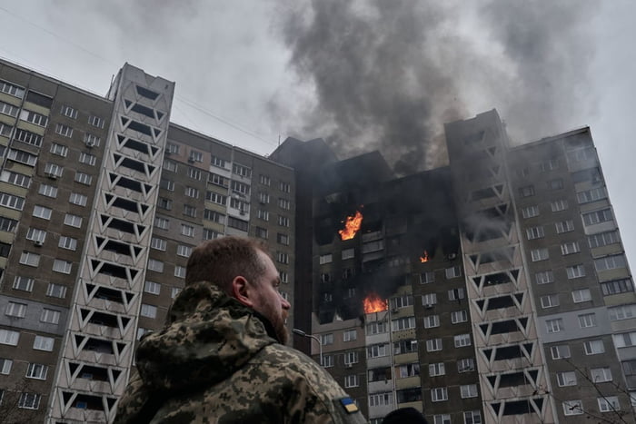 Imagem colorida de prédio em chamas após mísseis russos atingirem Kiev, Ucrânia - Metrópoles