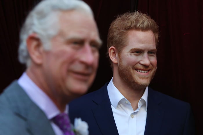 Rei Charles e Príncipe Harry sorrindo
