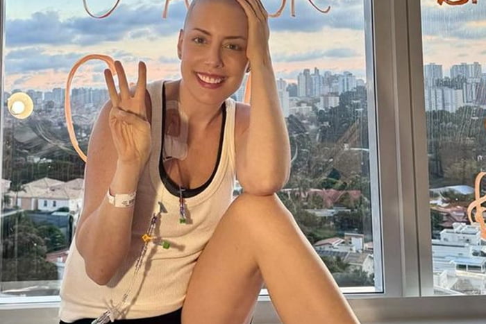 Fabiana Justus posa, sorridente, no hospital para comemorar 3 milhões de seguidores - Metrópoles