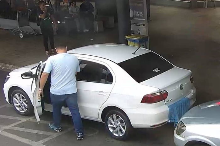 Vídeo: motorista tenta dar “migué”, cobre placa com toalha, mas é pego