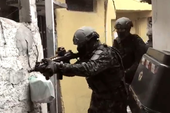 PMs fardados com armas de grande porte em favela; ação da polícia no litoral será investigada pelo MPSP - Metrópoles