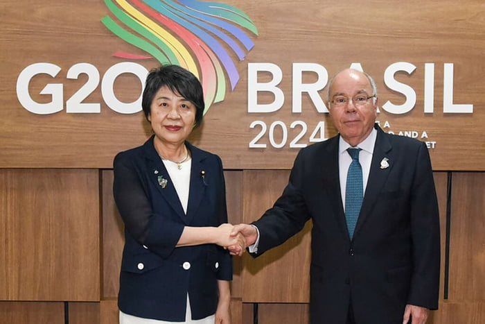 Foto colorida do Ministro das Relações Exteriores, Embaixador Mauro Vieira, recebe a Ministra dos Negócios Estrangeiros do Japão, Yōko Kamikawa - Metrópoles