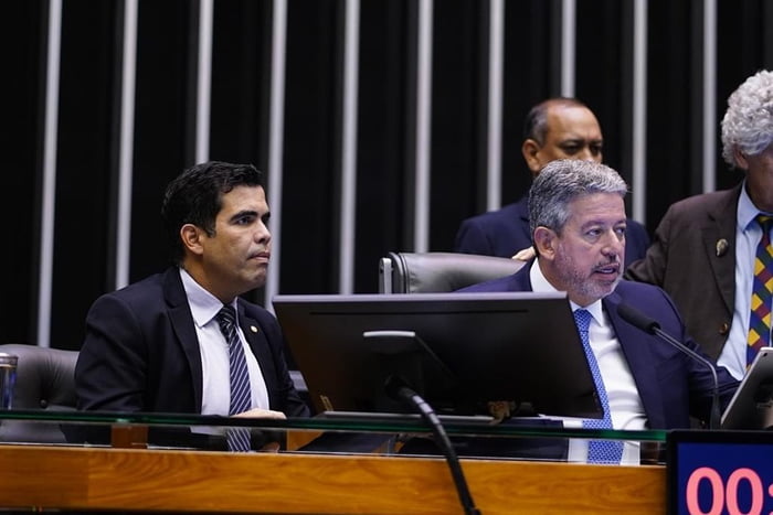 Imagem mostra o presidente da Câmara, Arthur Lira, ao lado do deputado Ricardo Ayres (Republicanos-TO)