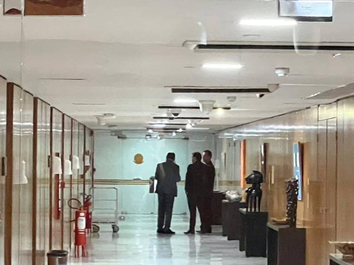 Imagem colorida da porta de vidro fosco que dá acesso ao corredor onde estão localizados os gabinetes de Lula e Janja - Metrópoles