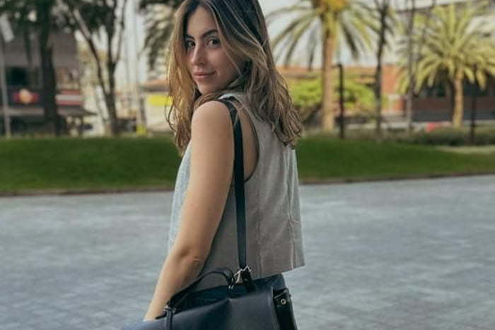 Rafaela Lamastra posa com uma de suas bolsas preferidas - Metrópoles