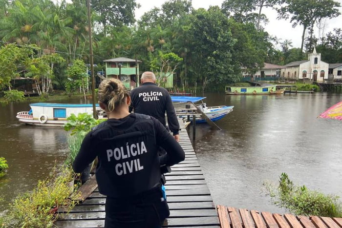 Foto colorida de agentes da Polícia Civil do Pará na Ilha do Marajó - Metrópoles