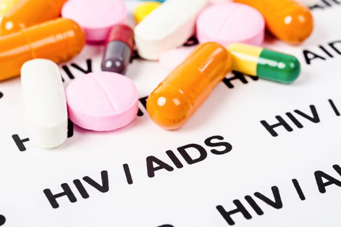 Pílulas de remédio sobre papel escrito "HIV/ AIDS" - Metrópoles