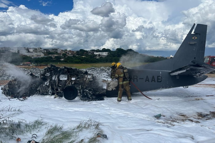 Imagem colorida mostra local em que avião da PF caiu em Minas Gerais _ metrópoles