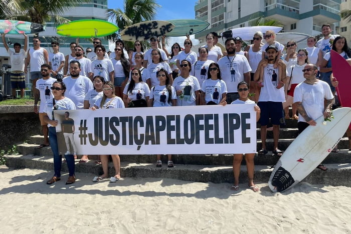 Protesto mostra cerca de 100 pessoas vestidas de branco em Praia Grande