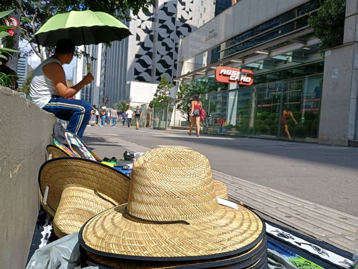 Imagem mostra chapéu e vendedor ambulante