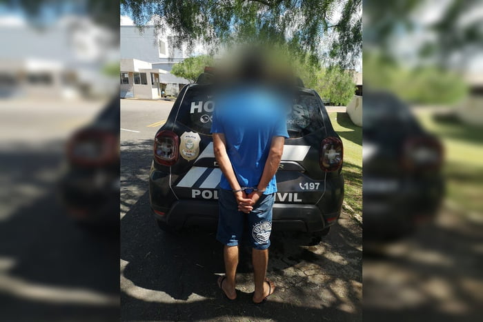 Imagem colorida de homem com camisa azul que foi preso acusado de matar o irmão - Metrópoles