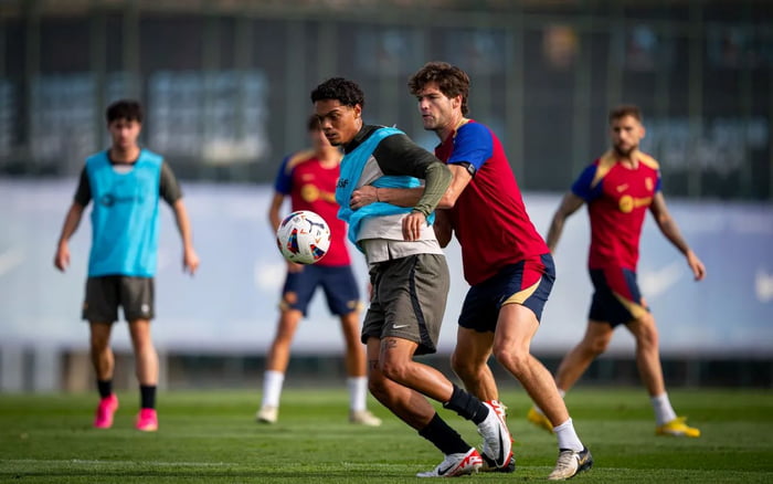 Filho de Ronaldinho Gaúcho veste colete azul e é marcado por adversário em treino do barcelona