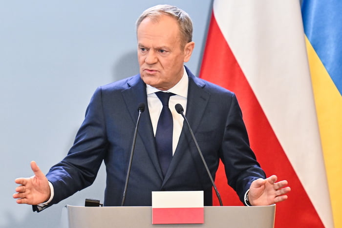 imagem do primeiro-ministro da polônia Donald Tusk fazendo um discurso