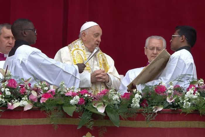 imagem do papa francisco fazendo a benção de páscoa no vaticano em 2024 - Metrópoles
