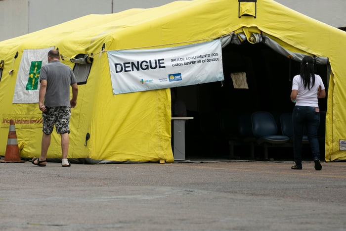 Imagem colorida mostra tenda de atendimento para casos relacionados à dengue no Distrito Federal - Metrópoles