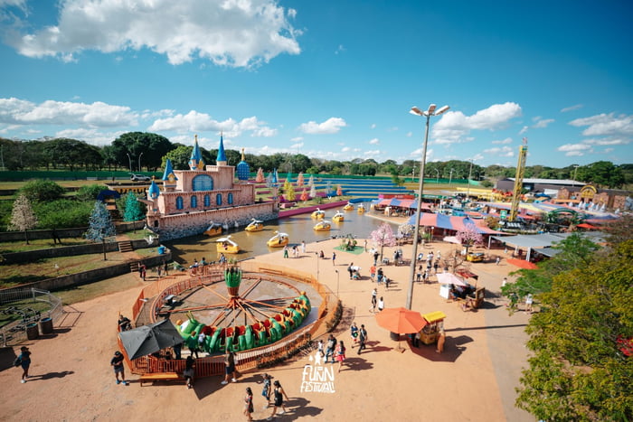 Foto colorida do complexo de diversões do Funn Festival
