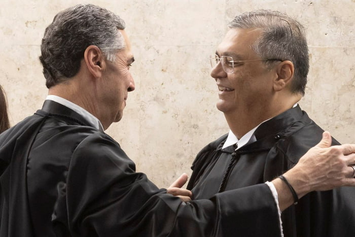 O presidente do STF, Luís Roberto Barroso, e o ministro do STF Flávio Dino