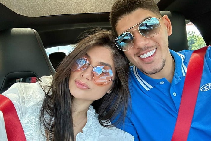 Zé Vaqueiro e Ingra Soares posam juntos dentro do carro e de óculos escuros - Metrópoles