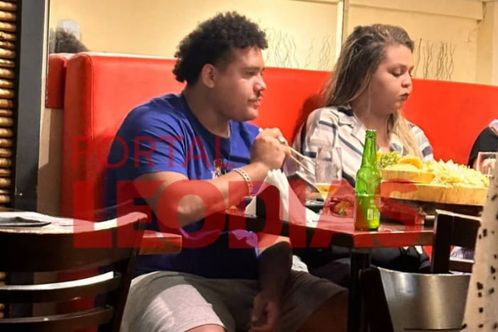 Na imagem colorida, homem e mulher jantam juntos - Metrópoles