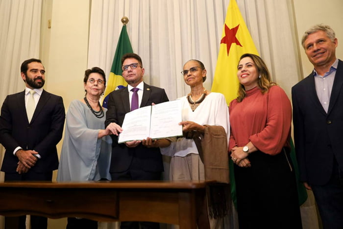 Foto colorida do momento da assinatura do contrato do Fundo Amazônia com o Acre - Metrópoles
