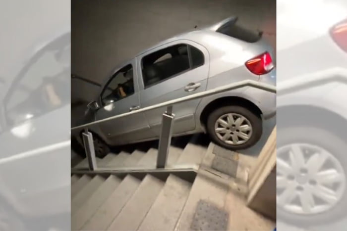 Carro de torcedor do cruzeiro fica preso em escada do Mineirão - Metrópoles