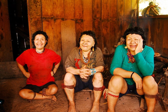 Foto colorida das últimas mulheres Akuntsu - Metrópoles