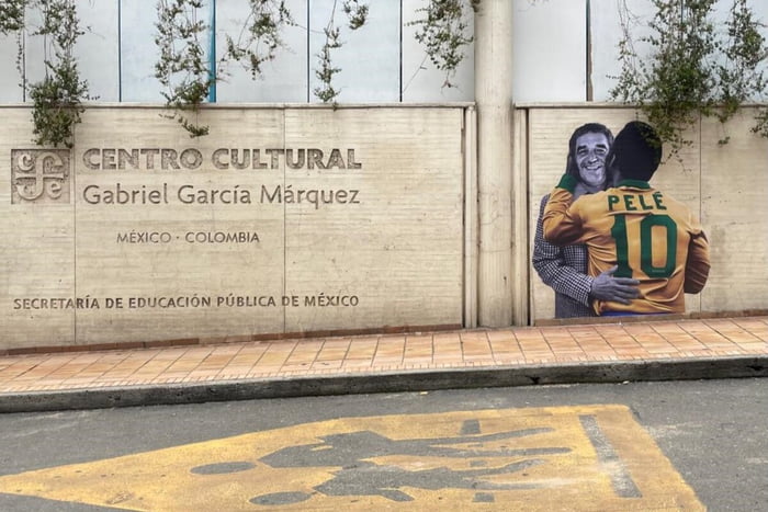 "Pelé Beijoqueiro" em frente ao Centro Cultural Gabriel García Márquez - Metrópoles