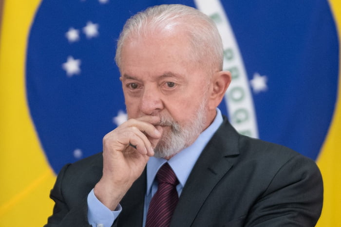 Imagem colorida de presidente Lula com expressão séria no rosto - Metrópoles