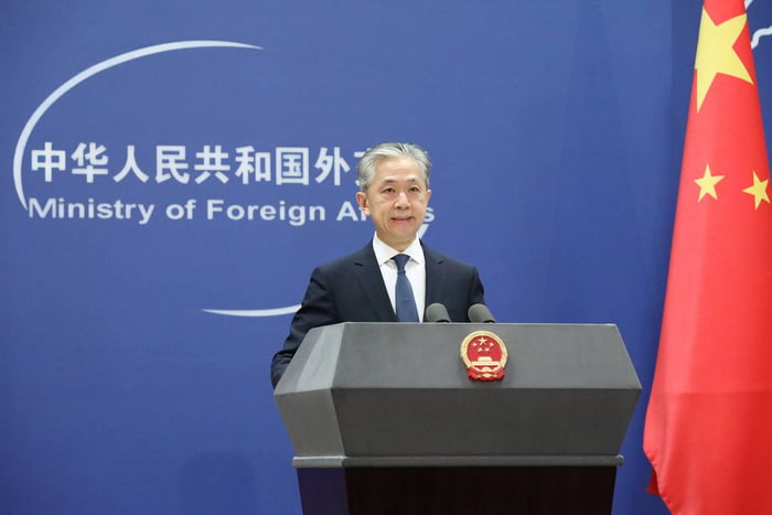 Imagem colorida mostra porta-voz do Ministério das Relações Exteriores da China, Wang Wenbin, durante coletiva de imprensa - Metrópoles