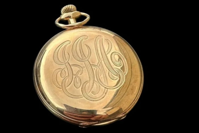 Foto mostra relógio de ouro achado no titanic