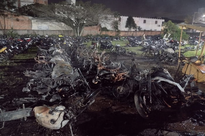Foto colorida de motos queimadas em Santa Catarina - Metrópoles