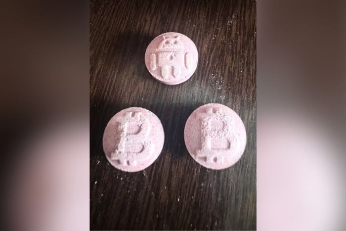 Imagem colorida mostra comprimidos de ecstasy apreendidos pela Polícia Civil - Metrópoles