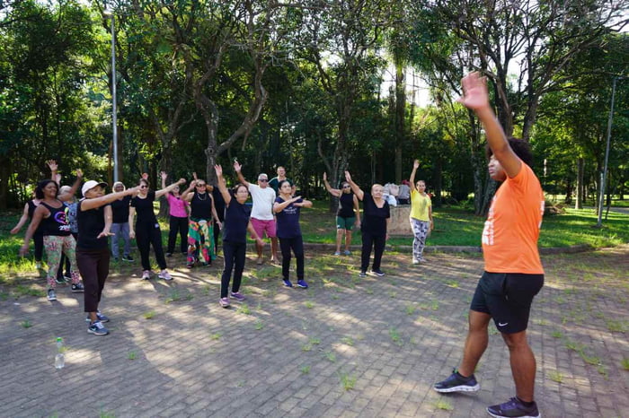Parques da cidade estão com programação de aulas e atividades físicas para incentivar o movimento