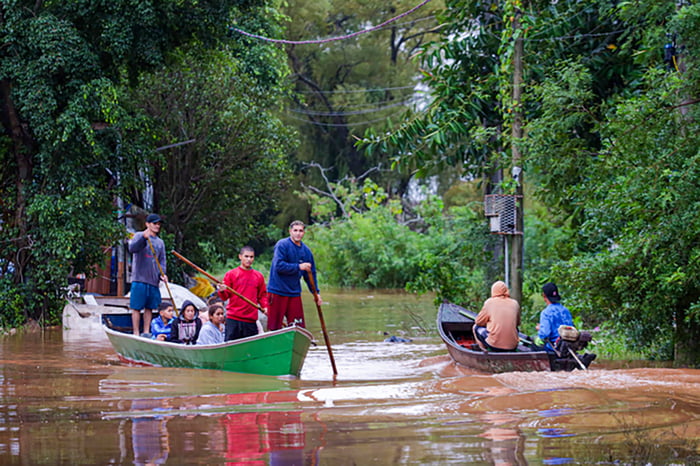 Resgate de famílias na Ilha dos Marinheiros, pela Defesa Civil de Porto Alegre