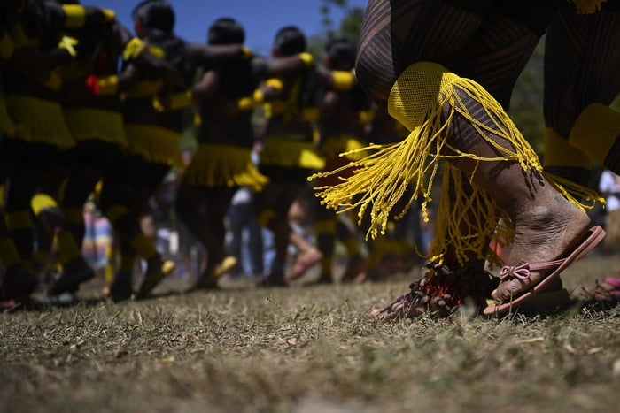 Imagem colorida de indígenas Kayapo dançando em terra indígena - Metrópoles