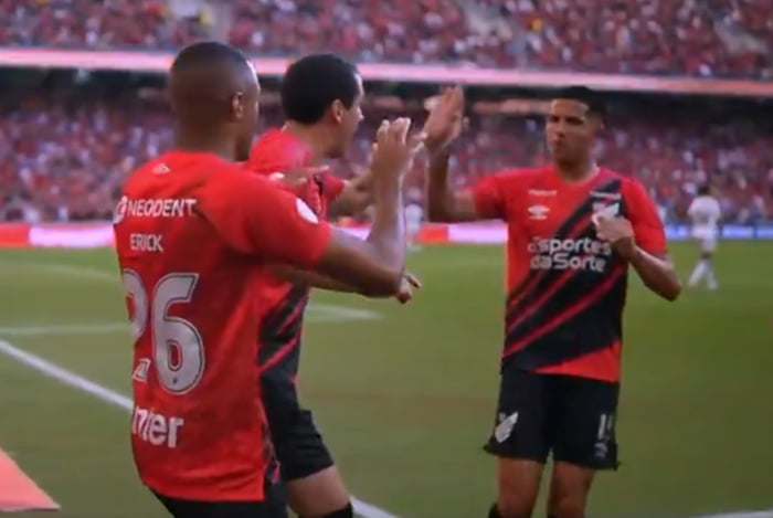 Athletico-PR bate Vasco e assume liderança; São Paulo derrota Vitória