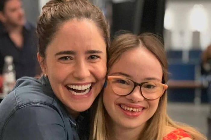 Fernanda Vasconcellos e Joana Mocarzel sorrindo em foto colorida - Metrópoles
