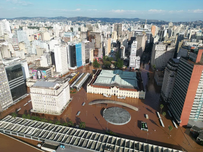 Vista aérea do centro de Porto Alegre após inundação do rio Guaíba no Brasil - Metrópoles