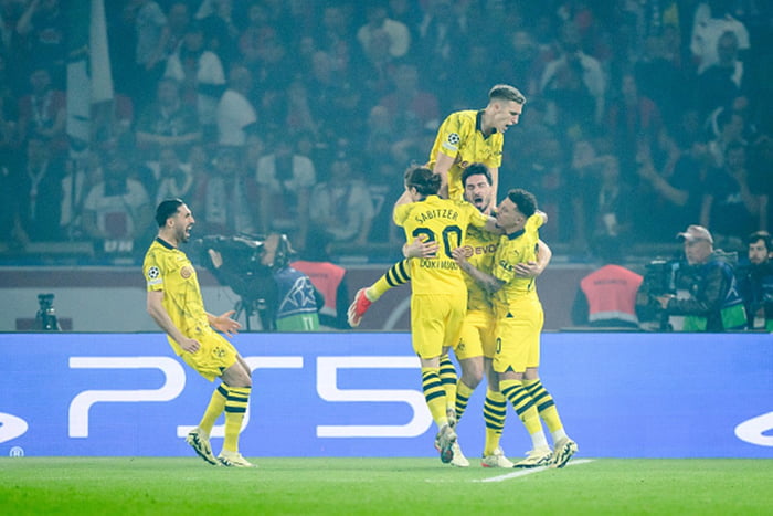 Imagem colorida de jogadores do Borussia Dortmund comemorando - Metrópoles