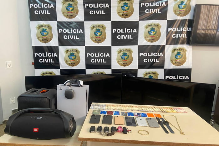 A Polícia Civil do Estado de Goiás (PCGO), através do Grupo Especial de Investigação e Capturas (GEIC), prendeu, na noite desta terça-feira (7/5), em Formosa, um casal suspeito de fazer parte de uma organização criminosa destinada ao narcotráfico interestadual e lavagem de dinheiro.