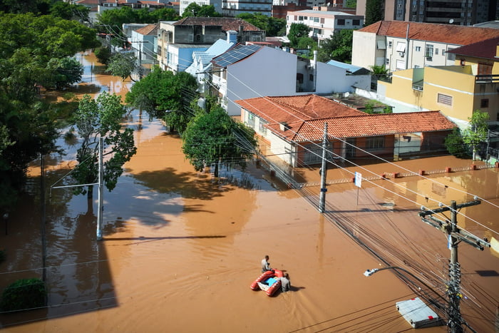 Pessoas são resgatadas de barco após a enchente do Rio Guaíba inundarem as ruas da cidade de Porto Alegre no Rio grande do Sul RS - Metrópoles